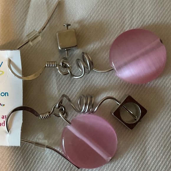 Two pair of earrings, one silver color and pink handmade by artisans 💗. New! - Picture 4 of 9